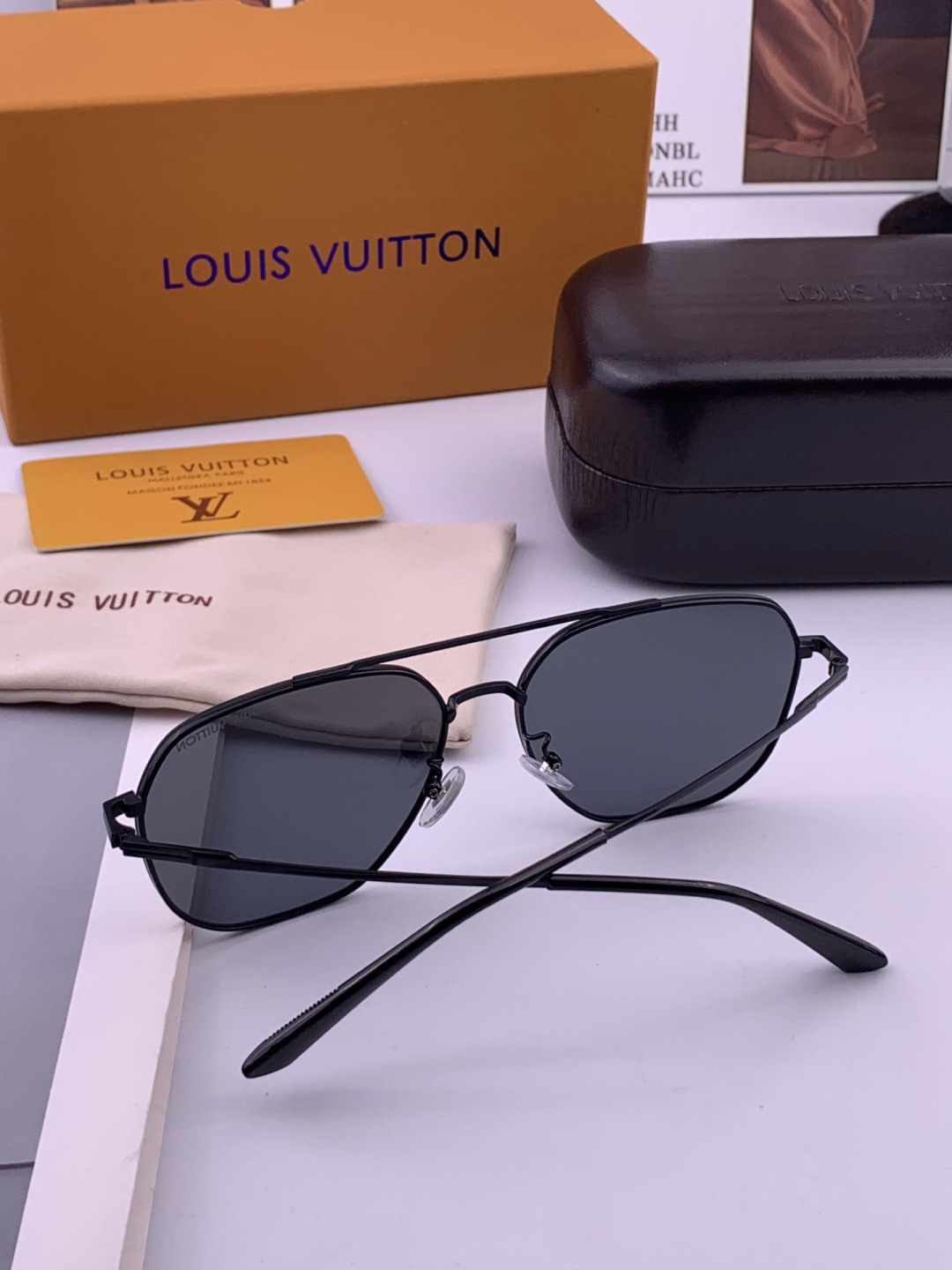 LV 男款炫彩飞行员偏光太阳镜 ❤️材质：高清尼龙加厚卡槽高清偏光镜片 🌹无边框镜架💕颜👍型号：L189