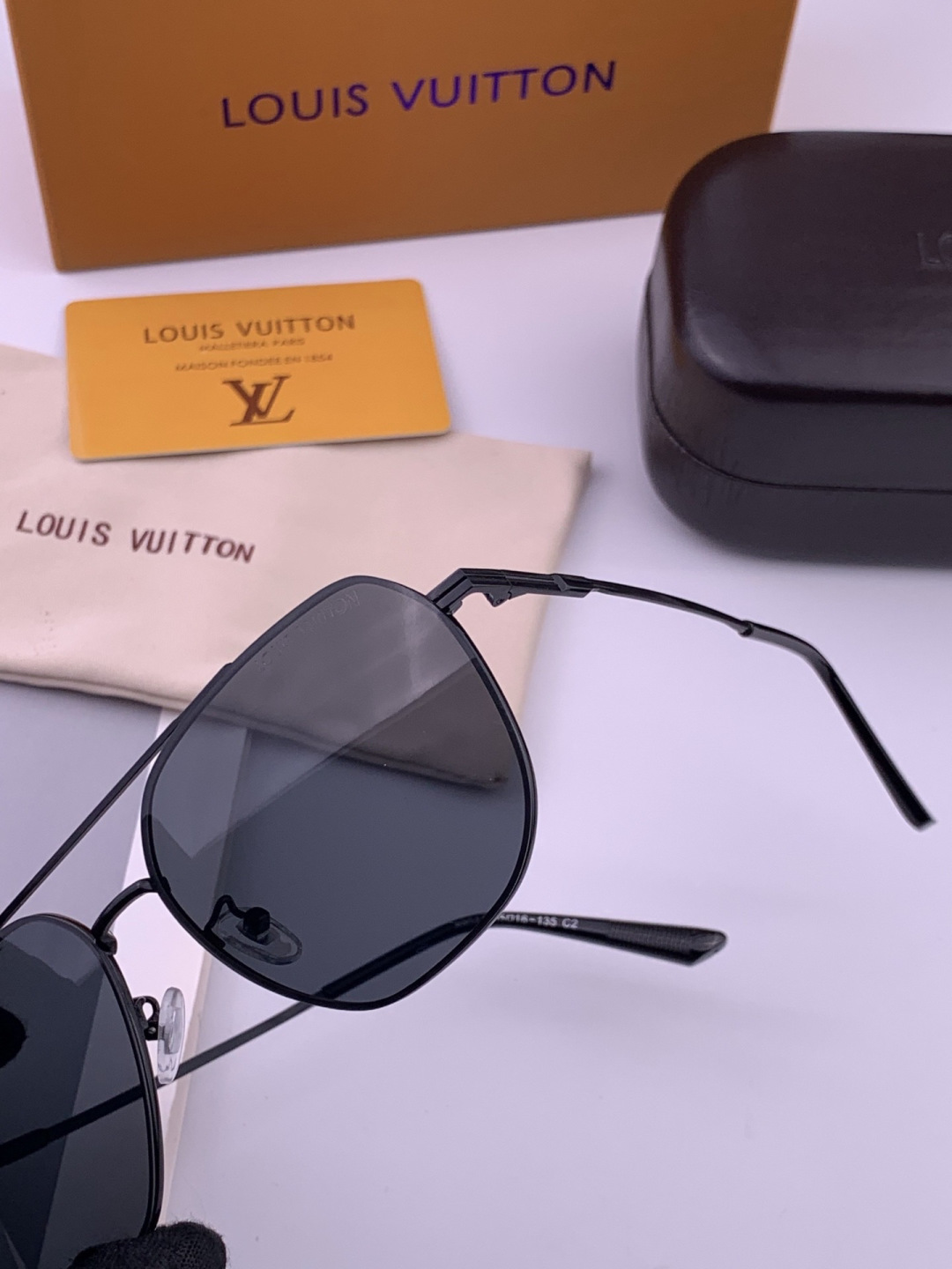 LV 男款炫彩飞行员偏光太阳镜 ❤️材质：高清尼龙加厚卡槽高清偏光镜片 🌹无边框镜架💕颜👍型号：L189