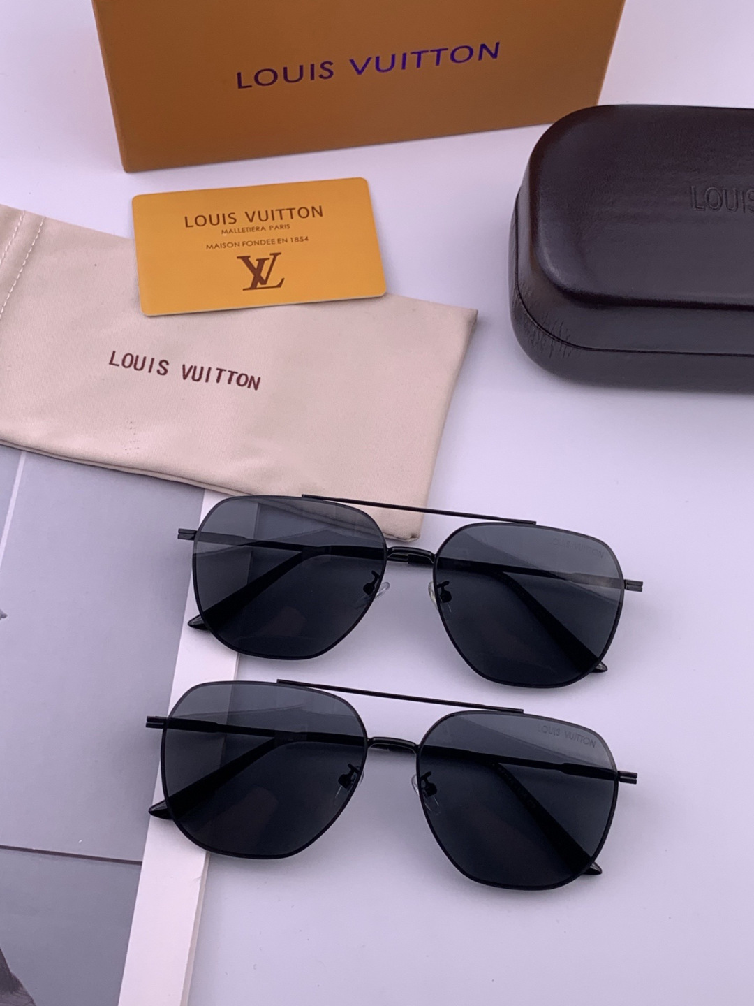 LV 男款炫彩飞行员偏光太阳镜 ❤️材质：高清尼龙加厚卡槽高清偏光镜片 🌹无边框镜架💕颜👍型号：L189