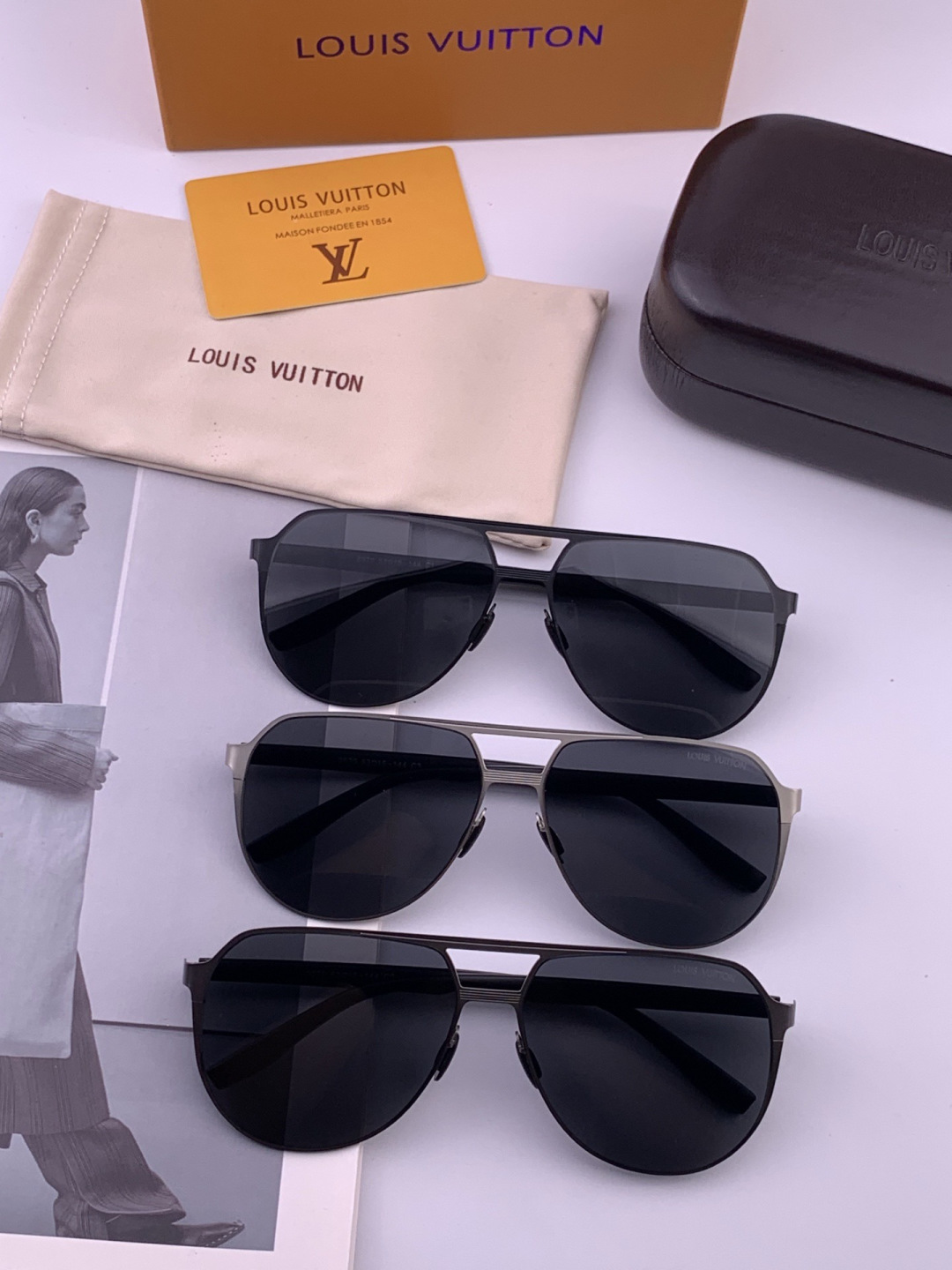 LV 男款炫彩飞行员偏光太阳镜 ❤️材质：高清尼龙加厚卡槽高清偏光镜片 🌹无边框镜架💕颜👍型号：L522