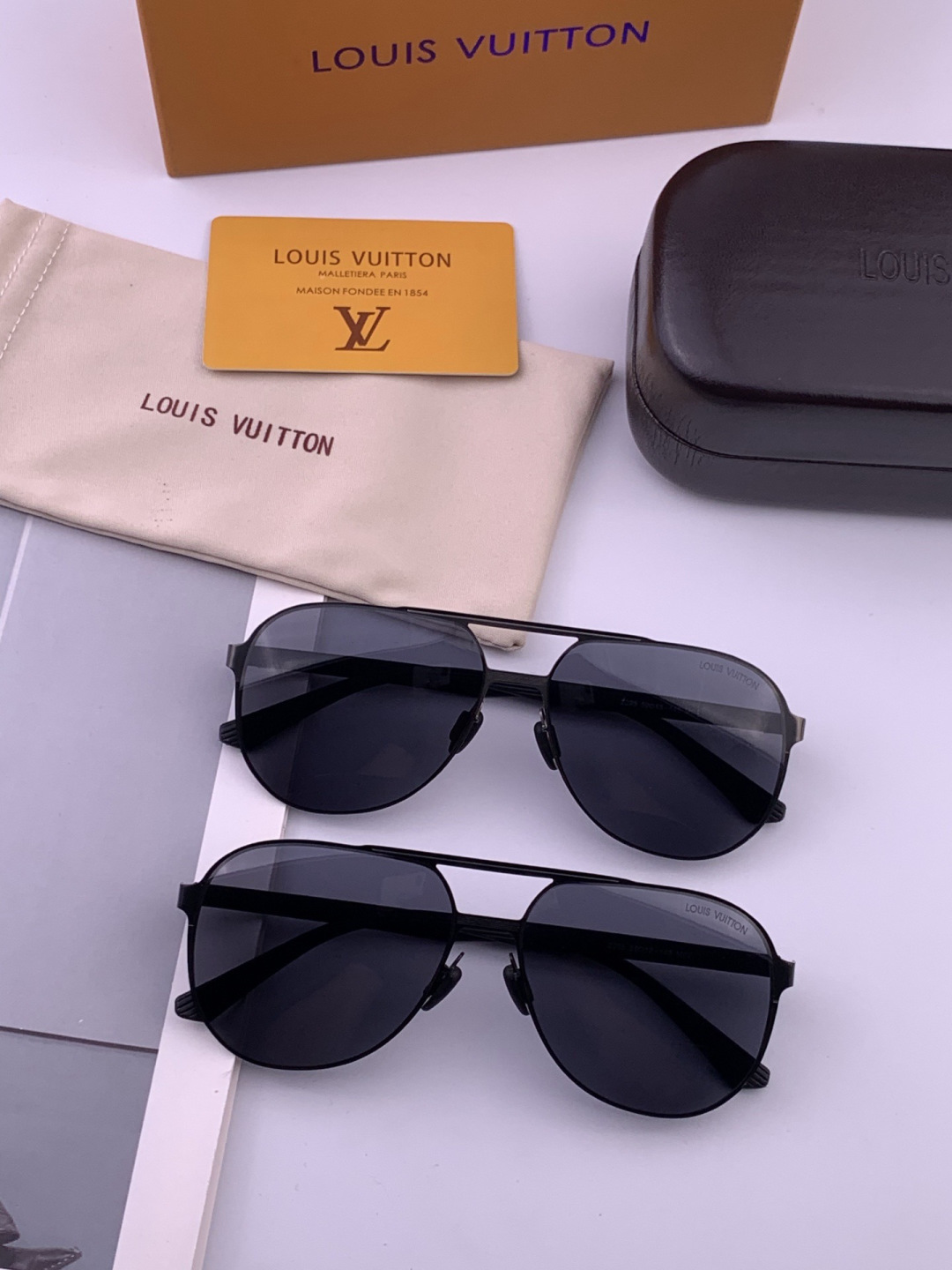 LV 男款炫彩飞行员偏光太阳镜 ❤️材质：高清尼龙加厚卡槽高清偏光镜片 🌹无边框镜架💕颜👍型号：L522