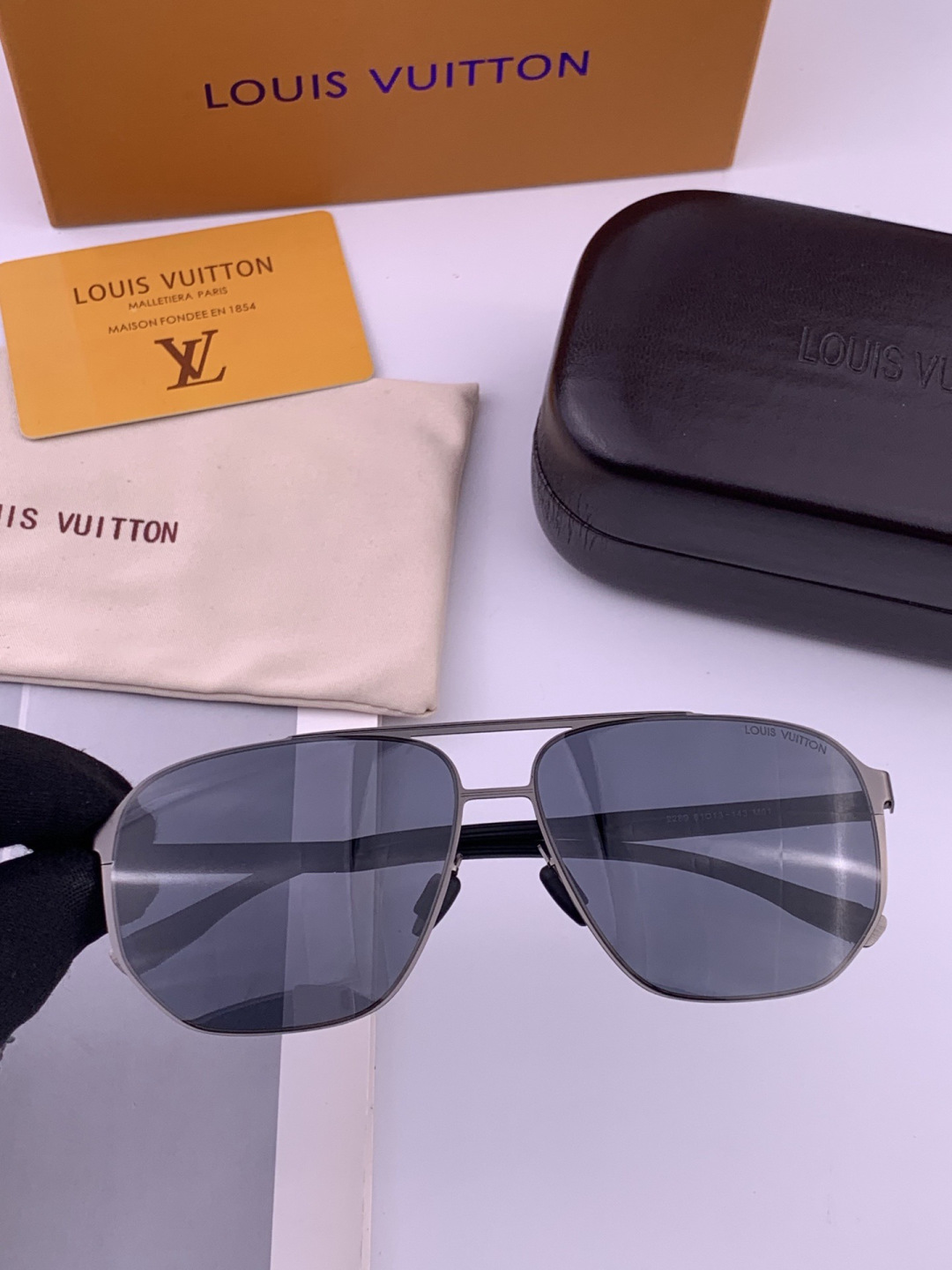 LV 男款炫彩飞行员偏光太阳镜 ❤️材质：高清尼龙加厚卡槽高清偏光镜片 🌹无边框镜架💕颜👍型号：L922
