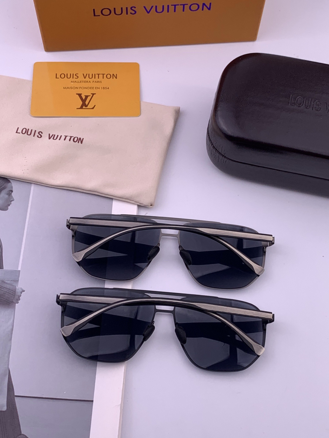 LV 男款炫彩飞行员偏光太阳镜 ❤️材质：高清尼龙加厚卡槽高清偏光镜片 🌹无边框镜架💕颜👍型号：L922