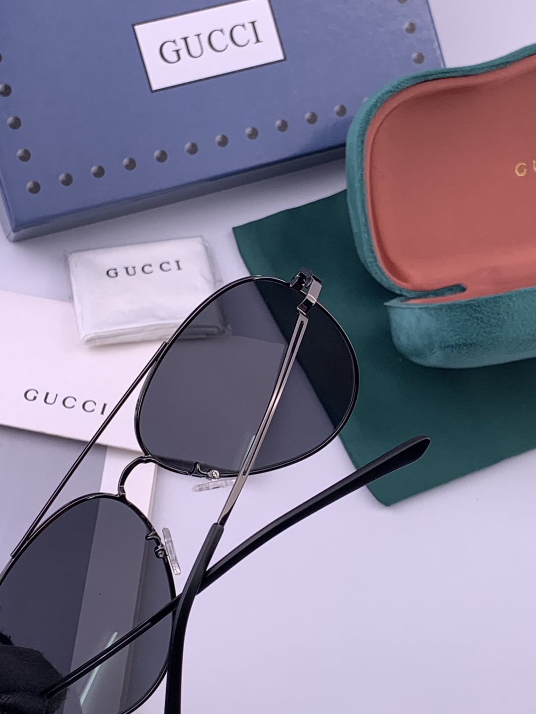 GUCCI 男款炫彩飞行员偏光太阳镜 ❤️材质：高清尼龙加厚卡槽高清偏光镜片 🌹无边框镜架💕颜👍型号：G