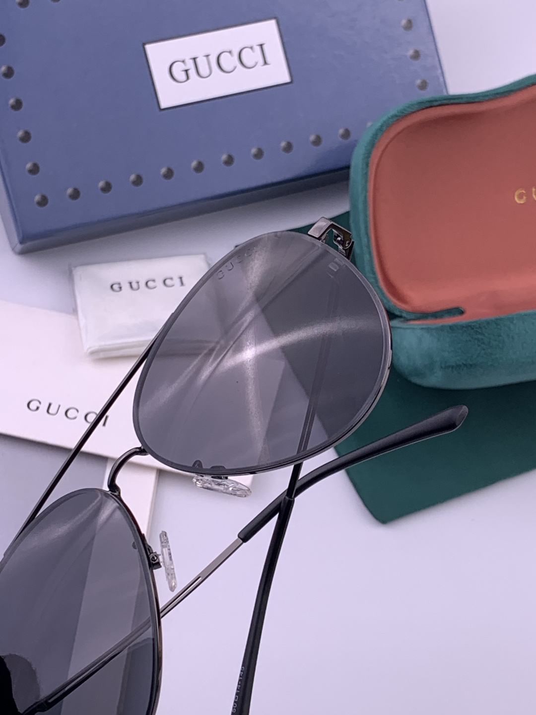 GUCCI 男款炫彩飞行员偏光太阳镜 ❤️材质：高清尼龙加厚卡槽高清偏光镜片 🌹无边框镜架💕颜👍型号：G
