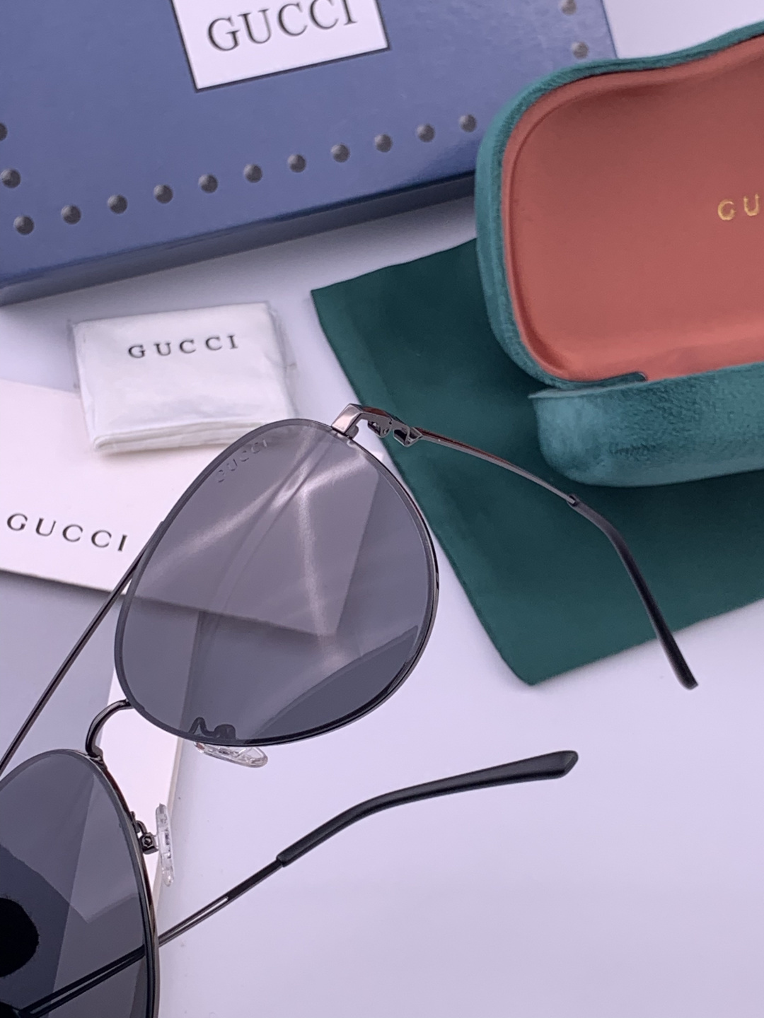 GUCCI 男款炫彩飞行员偏光太阳镜 ❤️材质：高清尼龙加厚卡槽高清偏光镜片 🌹无边框镜架💕颜👍型号：G
