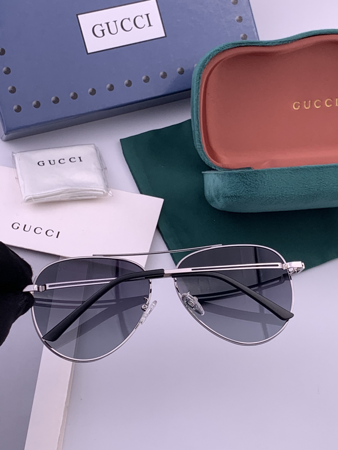 GUCCI 男款炫彩飞行员偏光太阳镜 ❤️材质：高清尼龙加厚卡槽高清偏光镜片 🌹无边框镜架💕颜👍型号：G