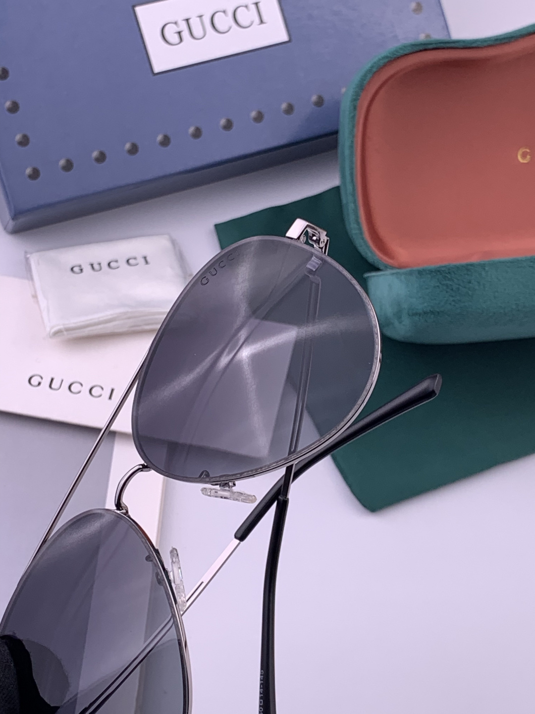 GUCCI 男款炫彩飞行员偏光太阳镜 ❤️材质：高清尼龙加厚卡槽高清偏光镜片 🌹无边框镜架💕颜👍型号：G