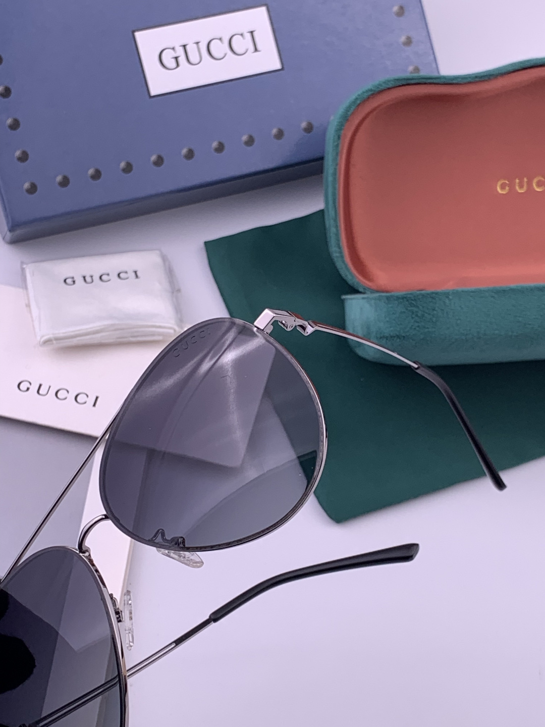 GUCCI 男款炫彩飞行员偏光太阳镜 ❤️材质：高清尼龙加厚卡槽高清偏光镜片 🌹无边框镜架💕颜👍型号：G