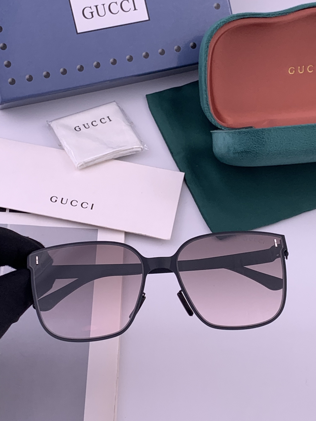 ♦️ GUCCI 新款男女情侣款太阳镜多边形墨镜iP电镀永不褪色 超轻超有弹性整幅眼镜无螺丝重要的是压不