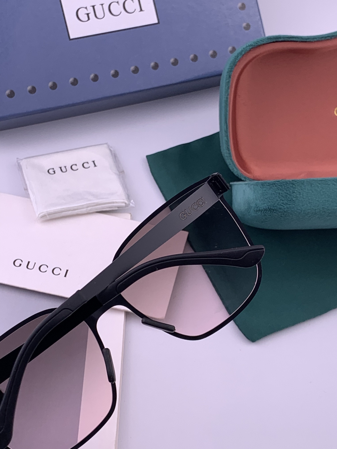 ♦️ GUCCI 新款男女情侣款太阳镜多边形墨镜iP电镀永不褪色 超轻超有弹性整幅眼镜无螺丝重要的是压不