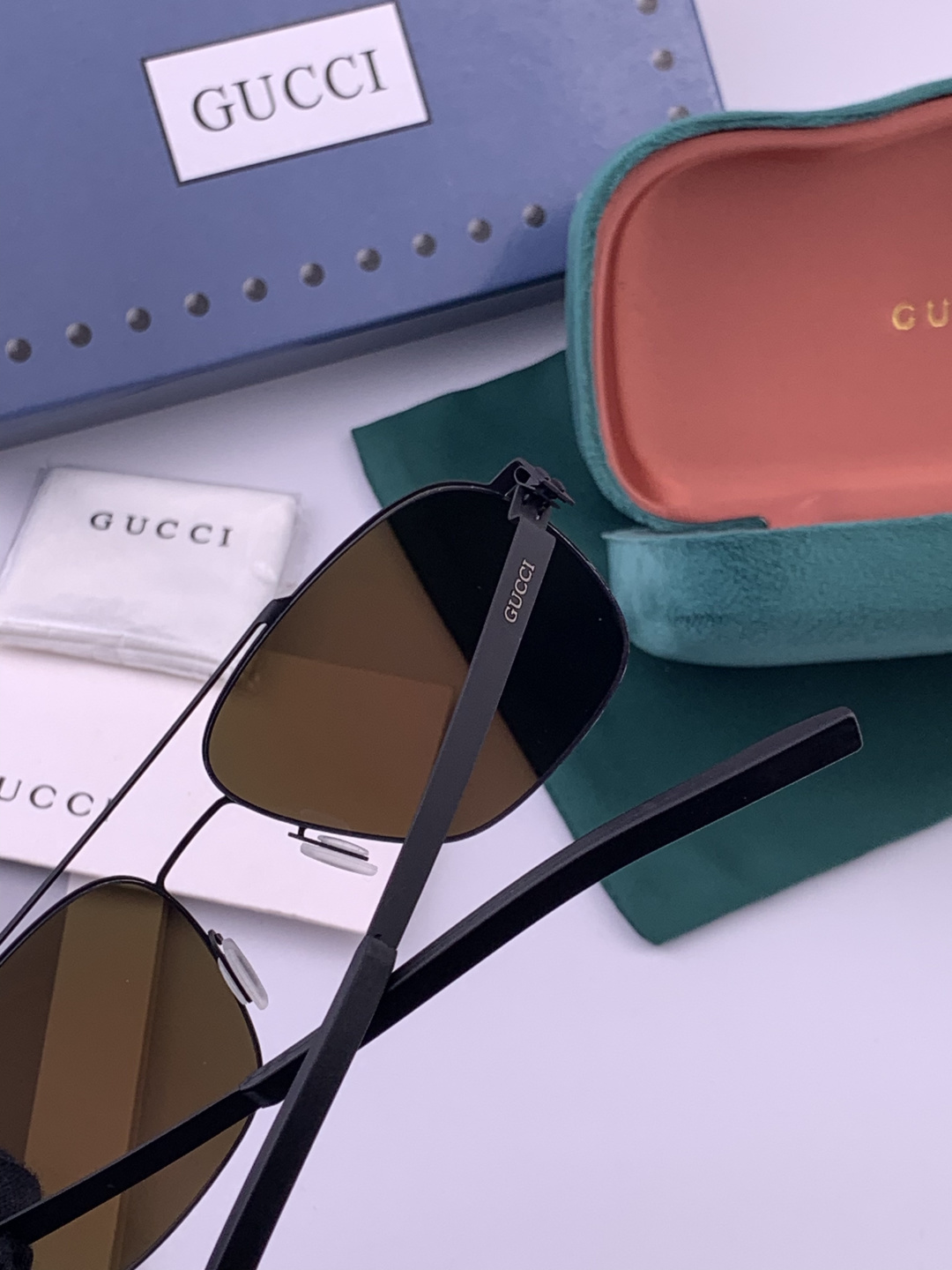 GUCCI 男款炫彩飞行员偏光太阳镜 ❤️材质：高清尼龙加厚卡槽高清偏光镜片 🌹无边框镜架💕颜👍型号：G