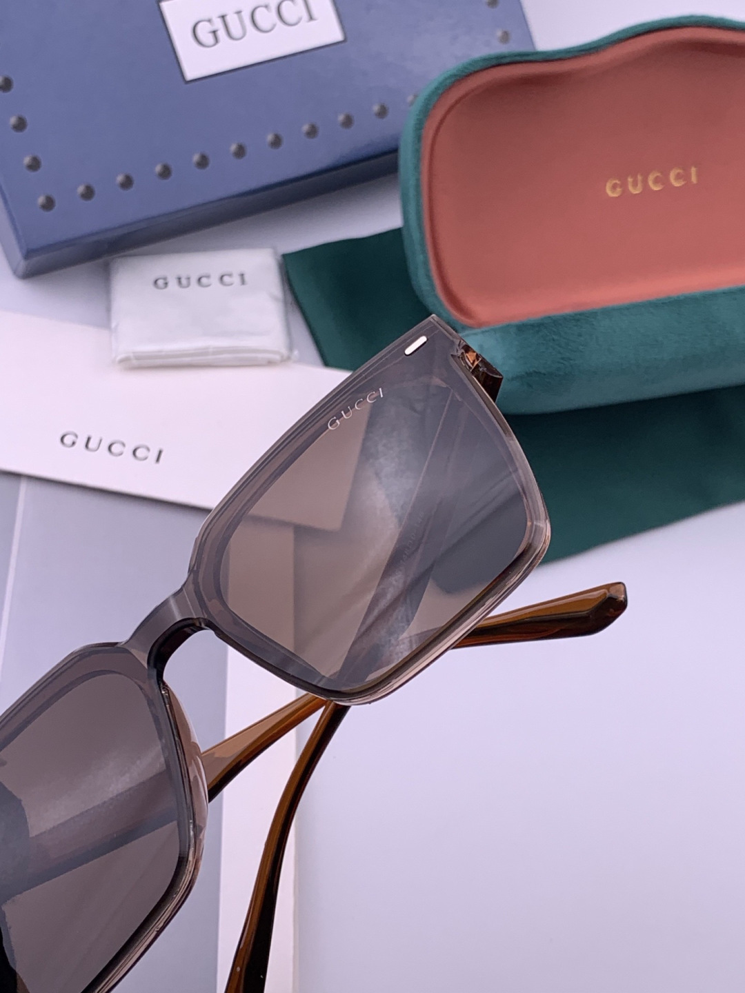 Gucci   情侣款 经典的方框设计，不挑脸型，无论搭配大衣还是连衣裙都非常显气质高清偏光镜片预防紫外