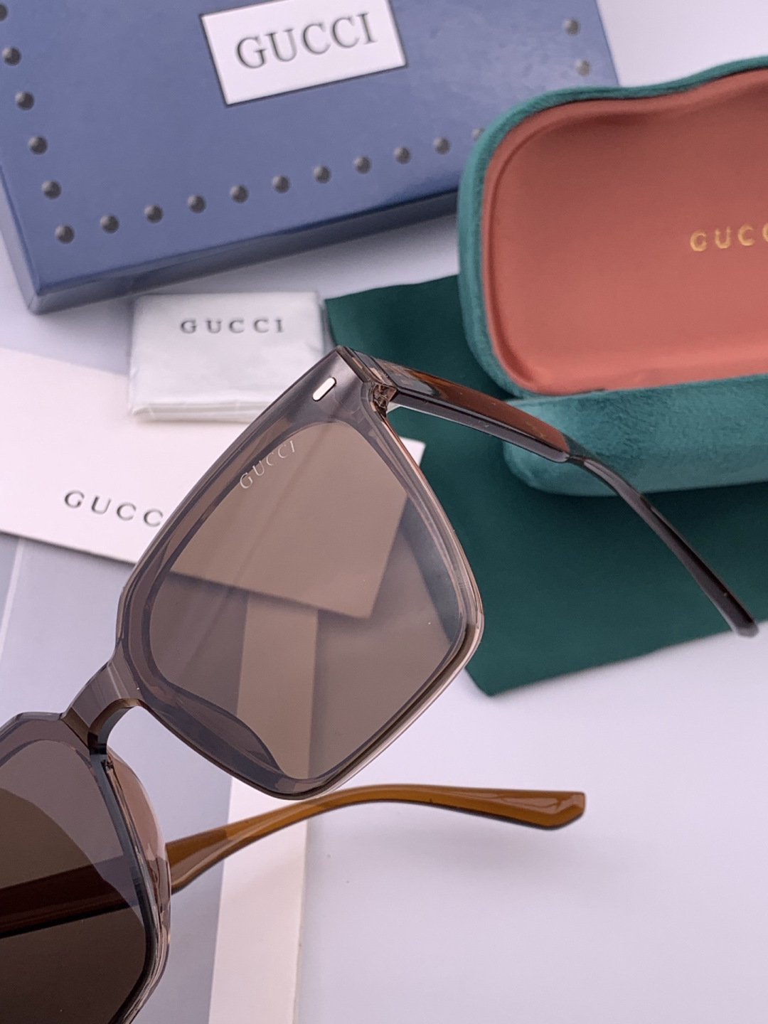 Gucci   情侣款 经典的方框设计，不挑脸型，无论搭配大衣还是连衣裙都非常显气质高清偏光镜片预防紫外