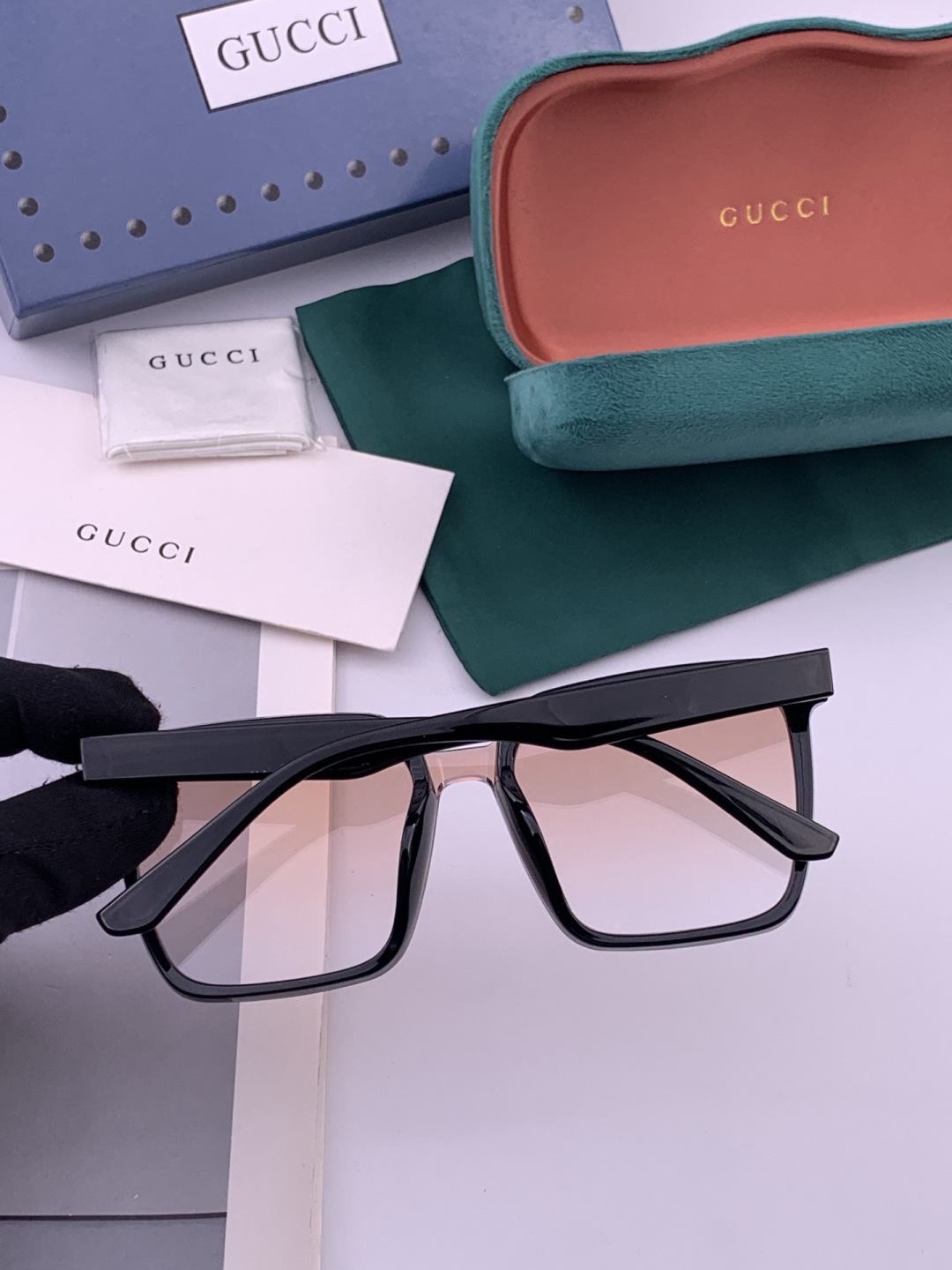 Gucci   情侣款 经典的方框设计，不挑脸型，无论搭配大衣还是连衣裙都非常显气质高清偏光镜片预防紫外