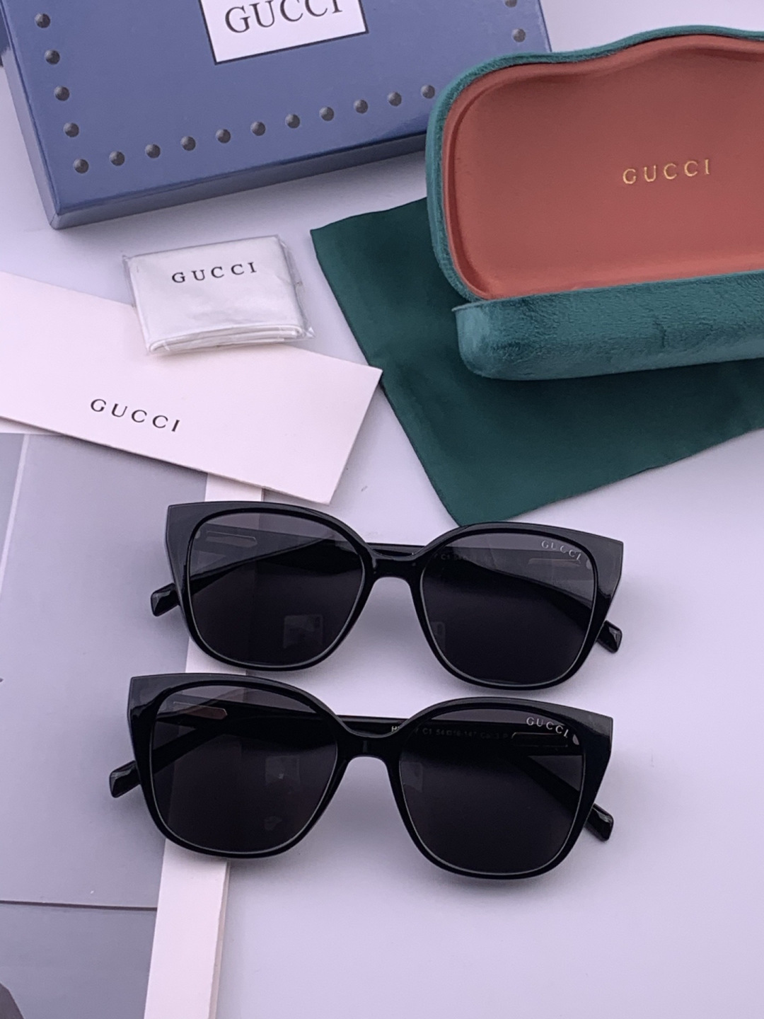 Gucci   情侣款 经典的方框设计，不挑脸型，无论搭配大衣还是连衣裙都非常显气质高清偏光镜片预防紫外