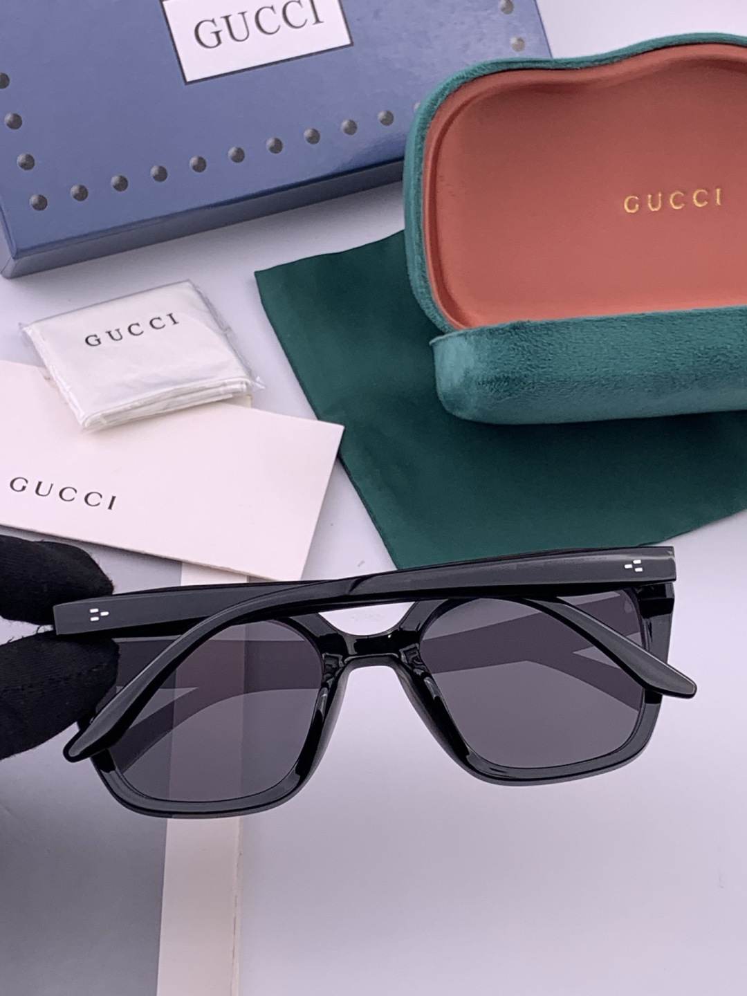 Gucci   情侣款 经典的方框设计，不挑脸型，无论搭配大衣还是连衣裙都非常显气质高清偏光镜片预防紫外