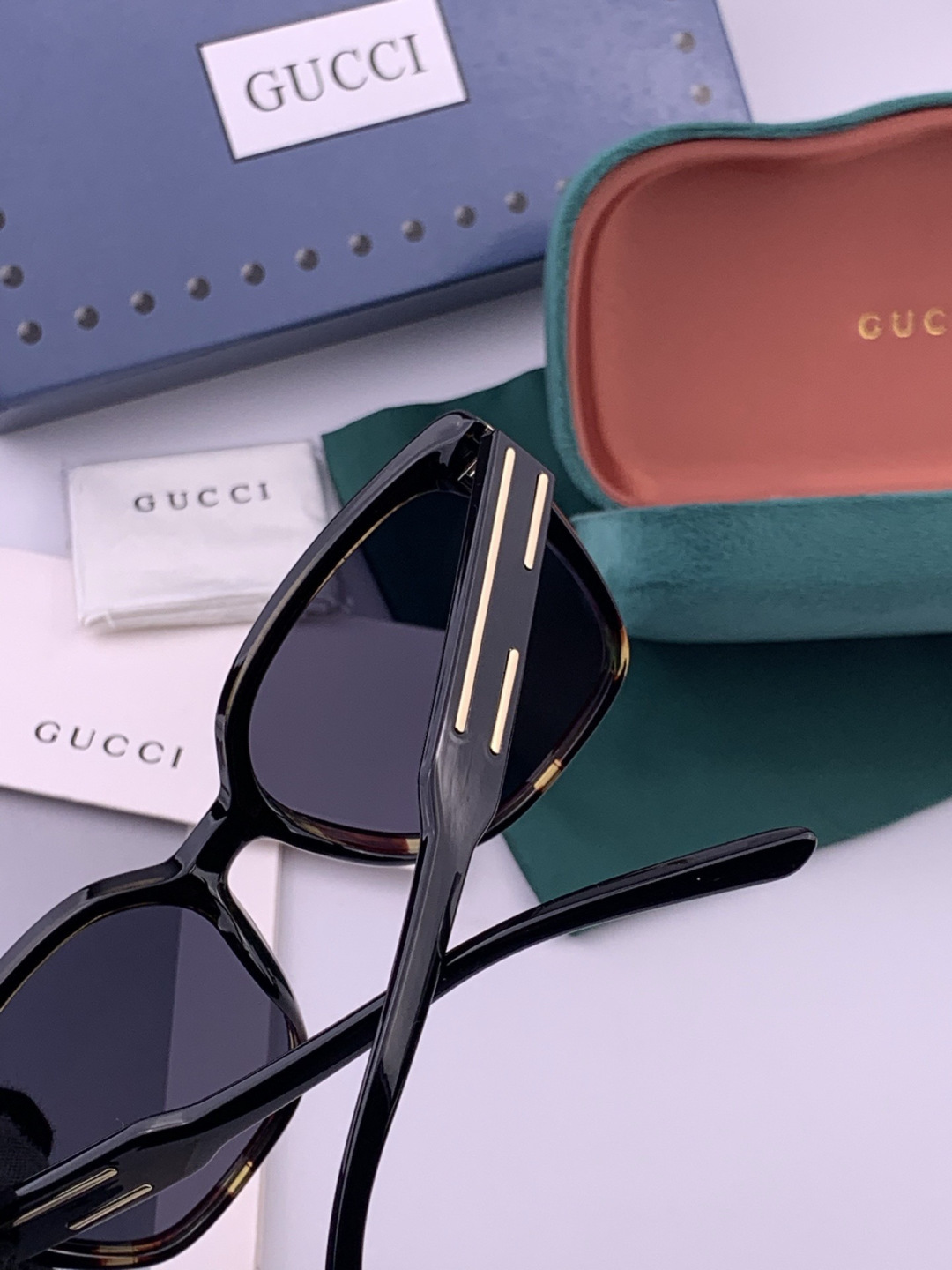 Gucci   情侣款 经典的方框设计，不挑脸型，无论搭配大衣还是连衣裙都非常显气质高清偏光镜片预防紫外