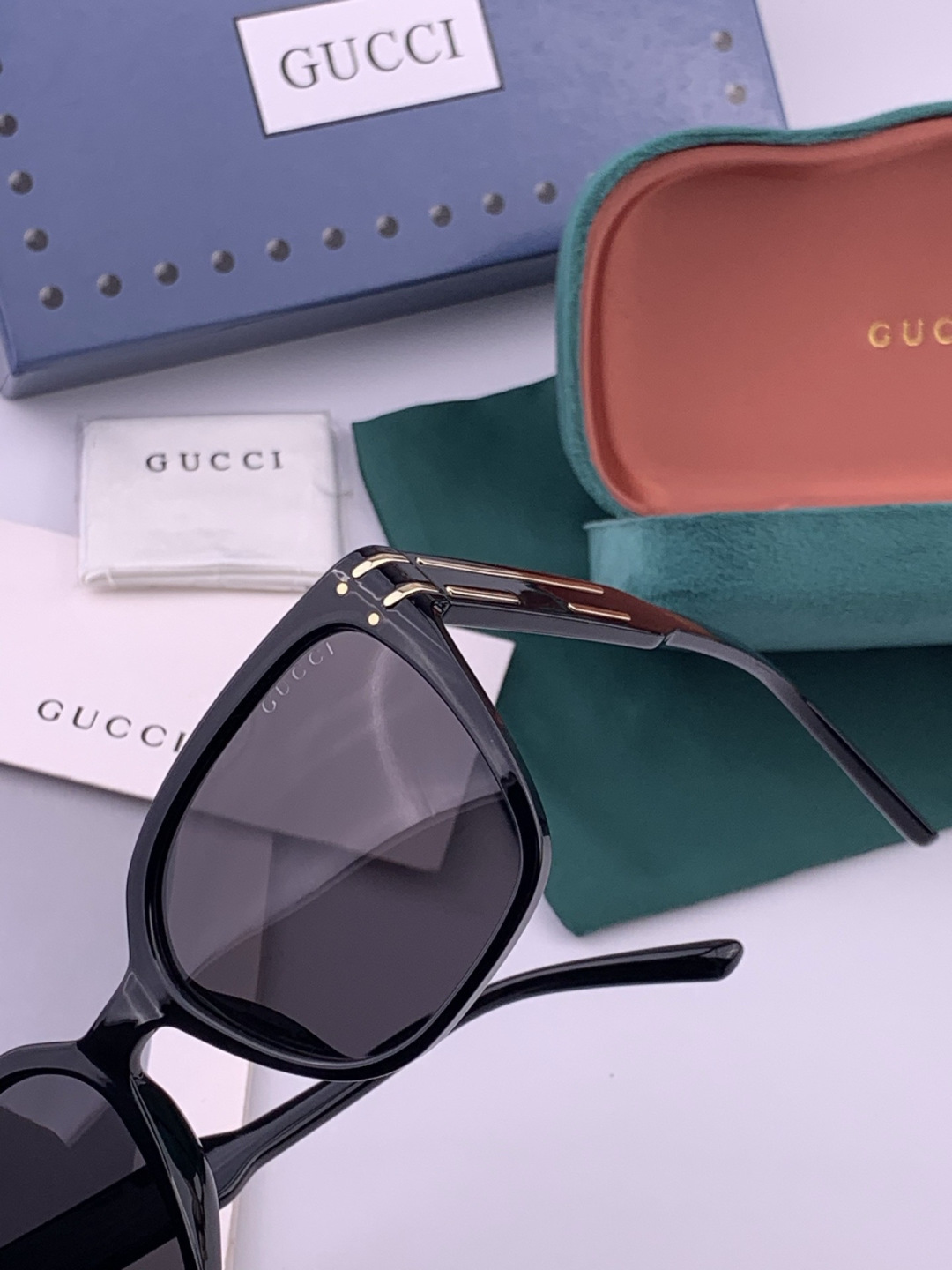 Gucci   情侣款 经典的方框设计，不挑脸型，无论搭配大衣还是连衣裙都非常显气质高清偏光镜片预防紫外