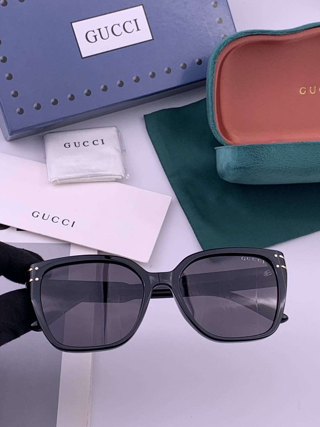 Gucci   情侣款 经典的方框设计，不挑脸型，无论搭配大衣还是连衣裙都非常显气质高清偏光镜片预防紫外