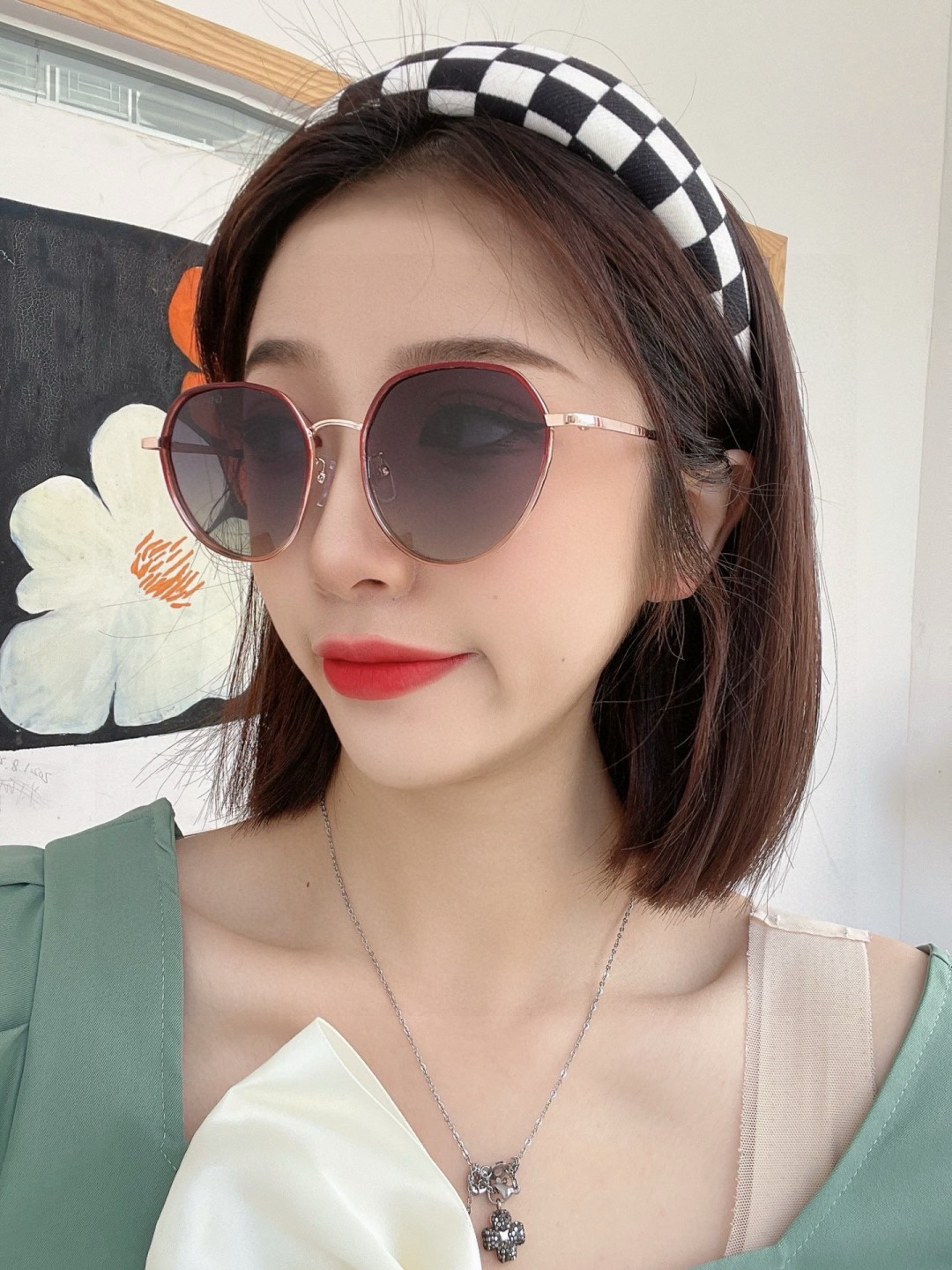 NO:863284,GUCCI's new spring style, the latest sunglasses, all the Internet celebrities have brought aura full score, playful and sweet. The effect on the face is better. The metal texture is super good. Model G2523 glasses, sunglasses, sunglasses, glasses, gucci19860909GUCCI 开春新款 最新款太阳镜 各路网红纷纷带起气场满分 俏皮甜美.上脸效果更佳.金属质感超好 型号G2523眼镜墨镜太阳镜,眼镜,gucci,glasses