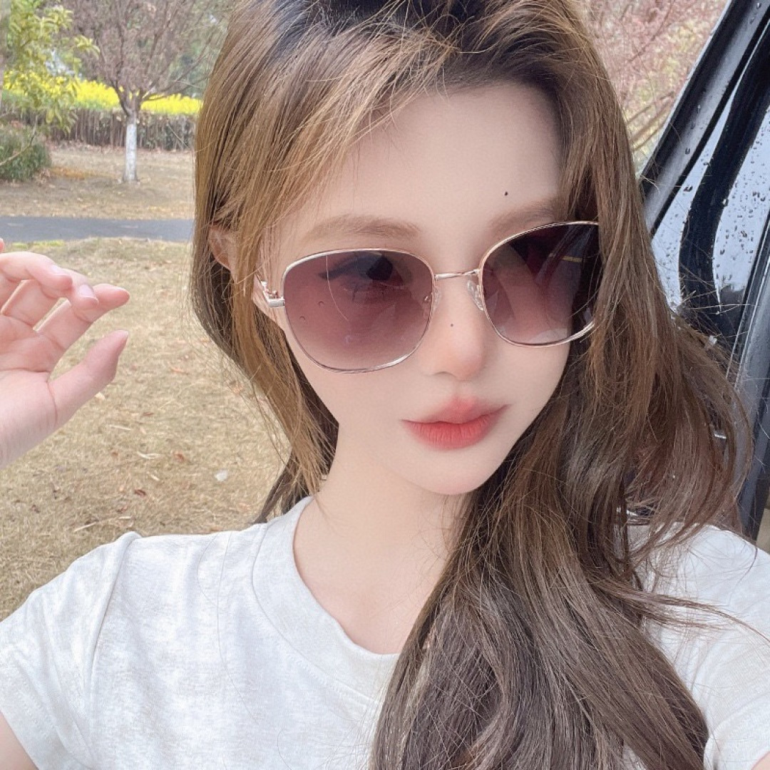 NO:863273,GUCCI's new spring style, the latest square-frame sunglasses. Internet celebrities from all over the world have brought full aura. Playful and sweet. The effect is better on the face. The metal texture is super good. Model G35811 glasses, sunglasses, sunglasses, glasses, gucci19860909GUCCI 开春新款 最新款方框太阳镜 各路网红纷纷带起气场满分 俏皮甜美.上脸效果更佳.金属质感超好 型号G35811眼镜墨镜太阳镜,眼镜,gucci,glasses