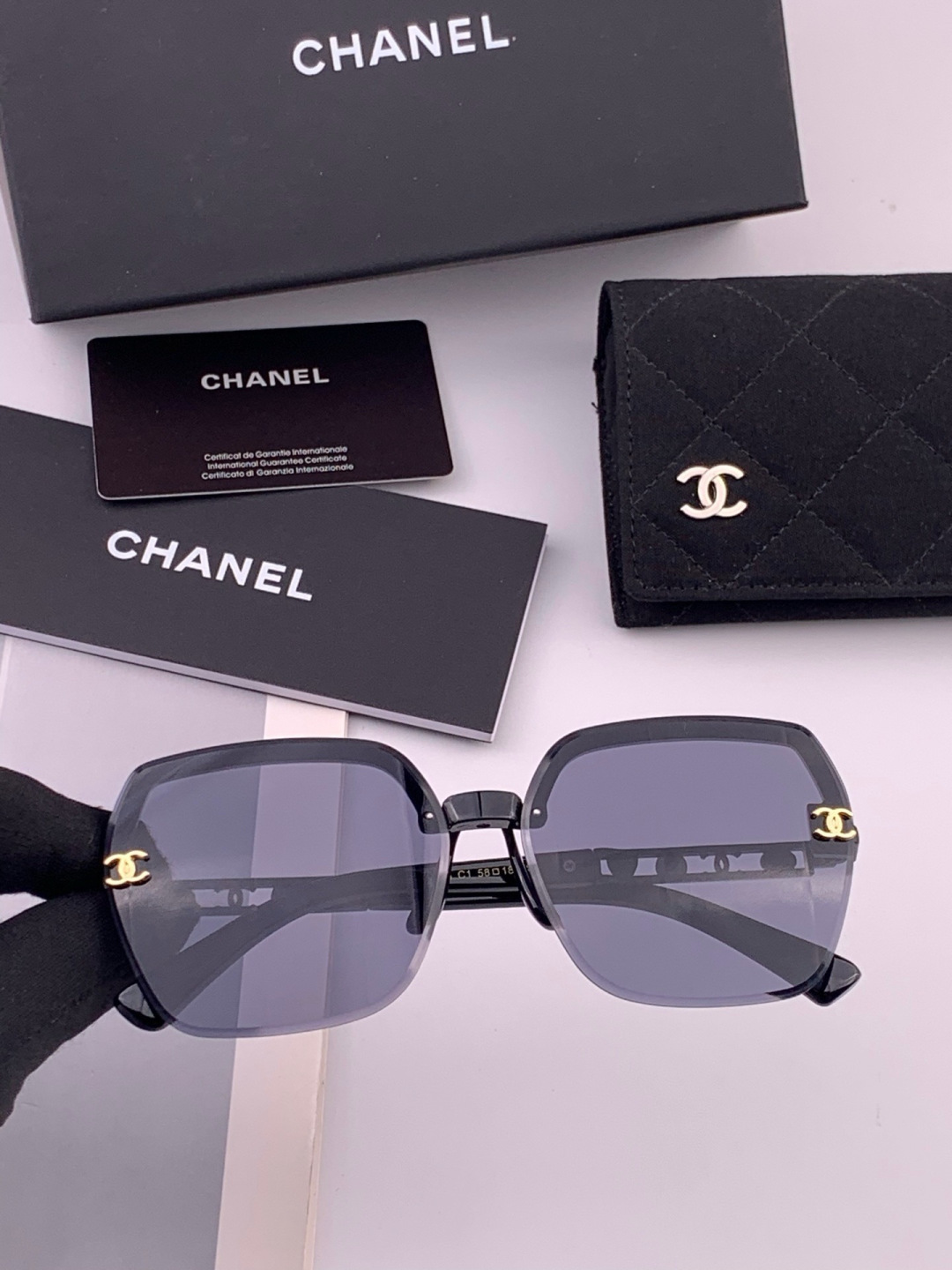 新品CHANEL 香奈儿太阳镜以独特魅力和前卫风格诠释春夏最新眼镜，质感超好佩带舒适 型号：CH6700