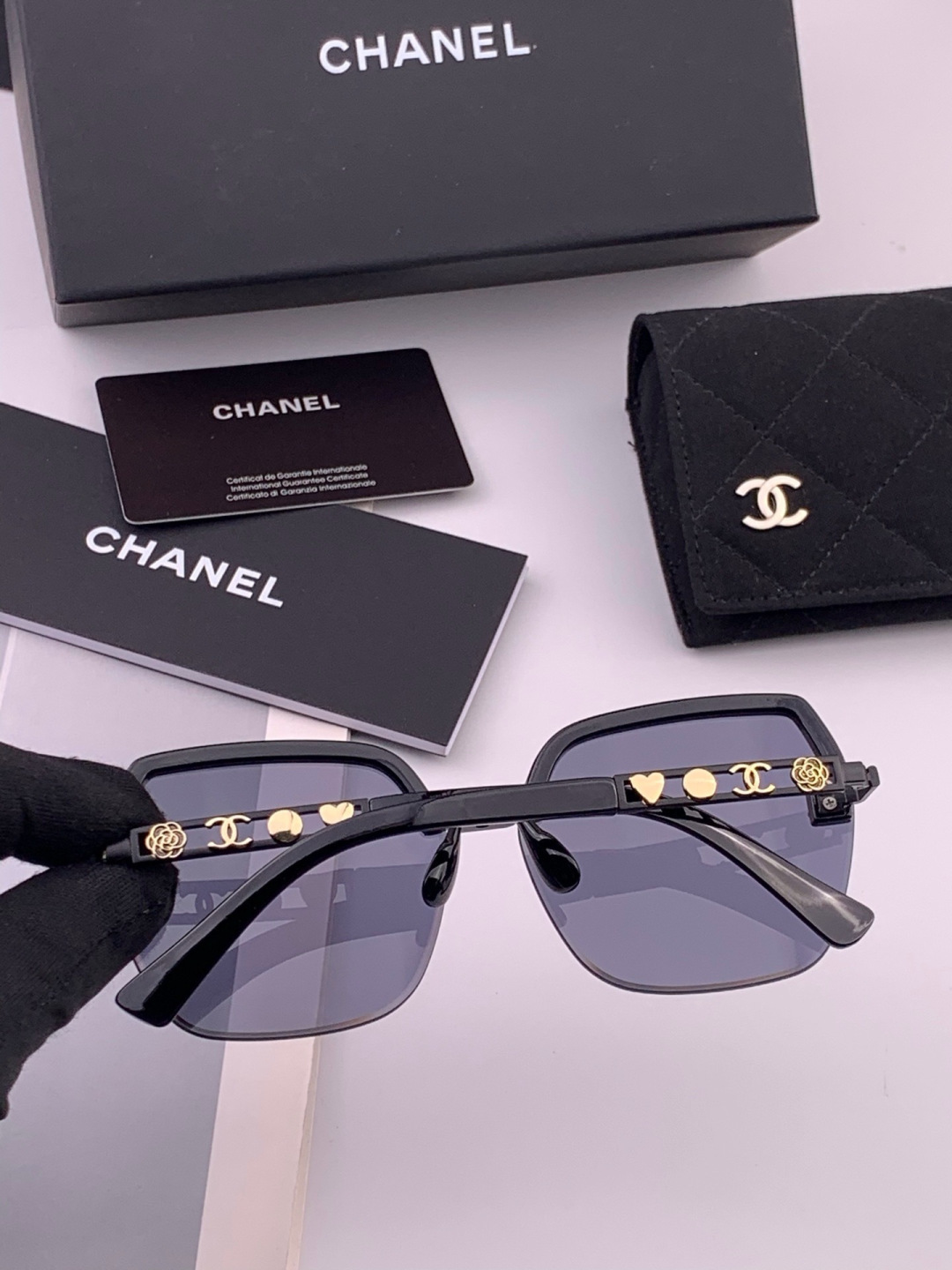 新品CHANEL 香奈儿太阳镜以独特魅力和前卫风格诠释春夏最新眼镜，质感超好佩带舒适 型号：CH6700