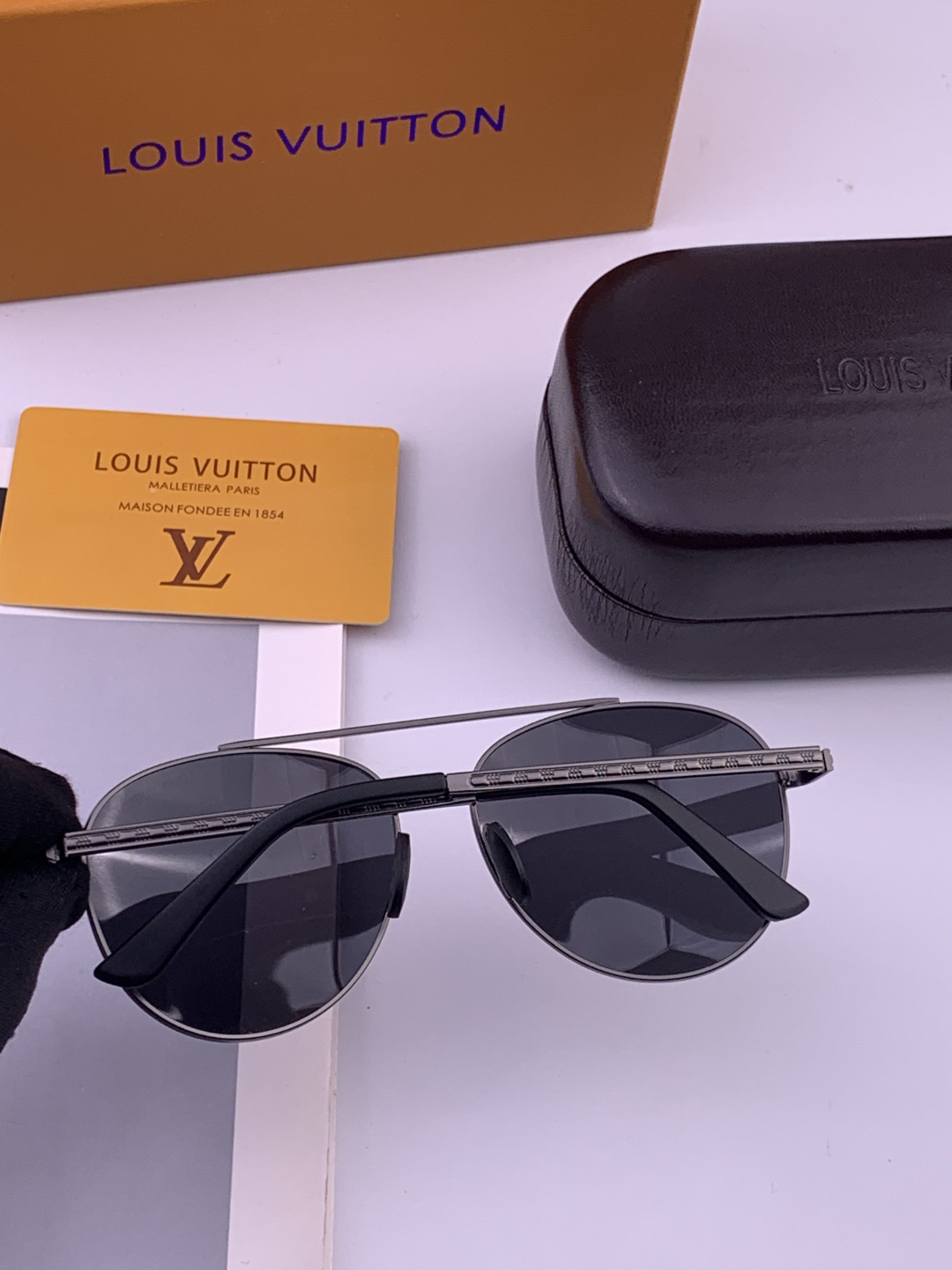 LV🔥高品质男女款”太阳镜🔥 开车钓鱼都可🔥百搭显瘦墨镜韩版男士飞行员大框司机开车防紫外线太阳镜，型号：