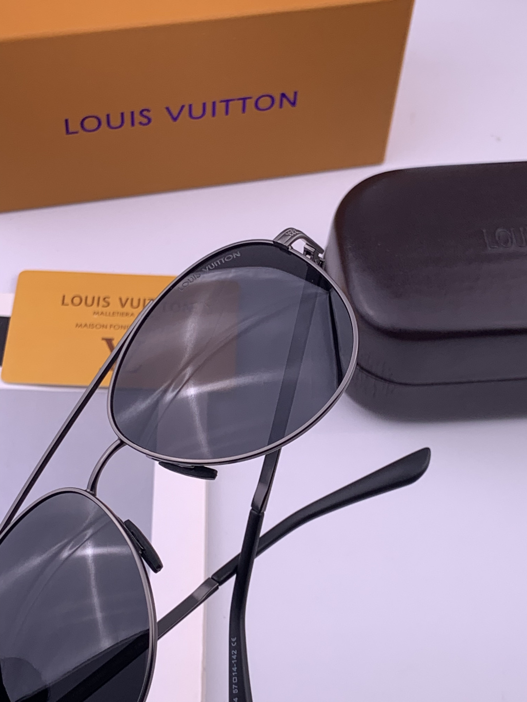 LV🔥高品质男女款”太阳镜🔥 开车钓鱼都可🔥百搭显瘦墨镜韩版男士飞行员大框司机开车防紫外线太阳镜，型号：