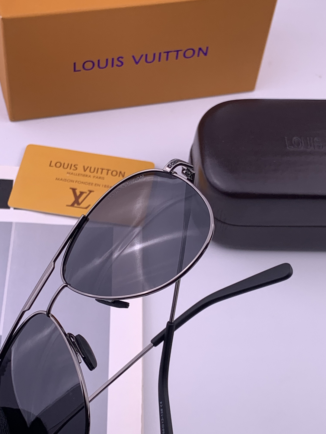 LV🔥高品质男女款”太阳镜🔥 开车钓鱼都可🔥百搭显瘦墨镜韩版男士飞行员大框司机开车防紫外线太阳镜，型号：