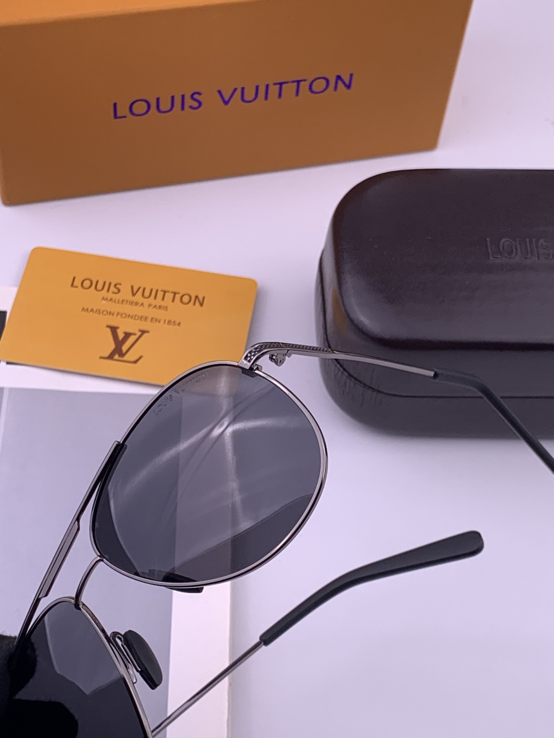 LV🔥高品质男女款”太阳镜🔥 开车钓鱼都可🔥百搭显瘦墨镜韩版男士飞行员大框司机开车防紫外线太阳镜，型号：