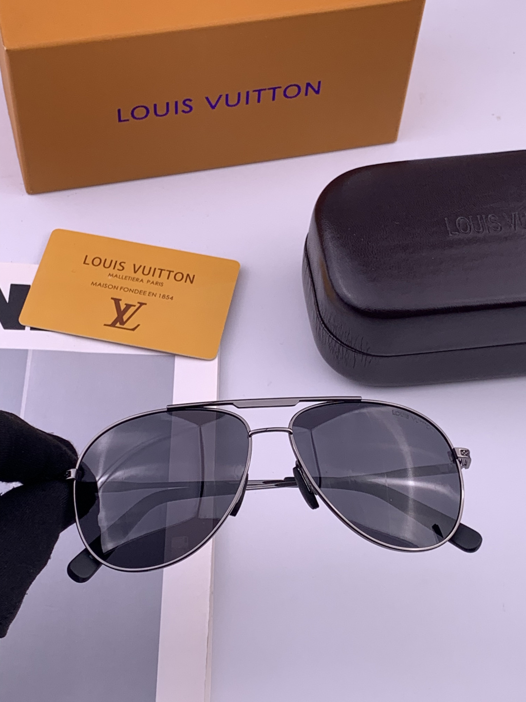 LV🔥高品质男女款”太阳镜🔥 开车钓鱼都可🔥百搭显瘦墨镜韩版男士飞行员大框司机开车防紫外线太阳镜，型号：