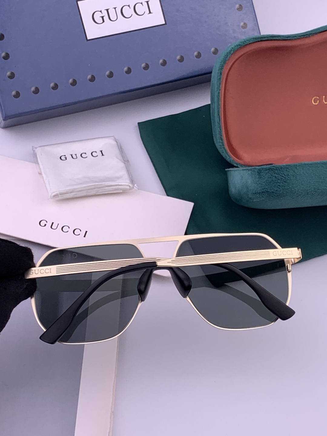 GUCCI 男款炫彩飞行员偏光太阳镜 ❤️材质：高清尼龙加厚卡槽高清偏光镜片 🌹无边框镜架💕颜👍型号：G