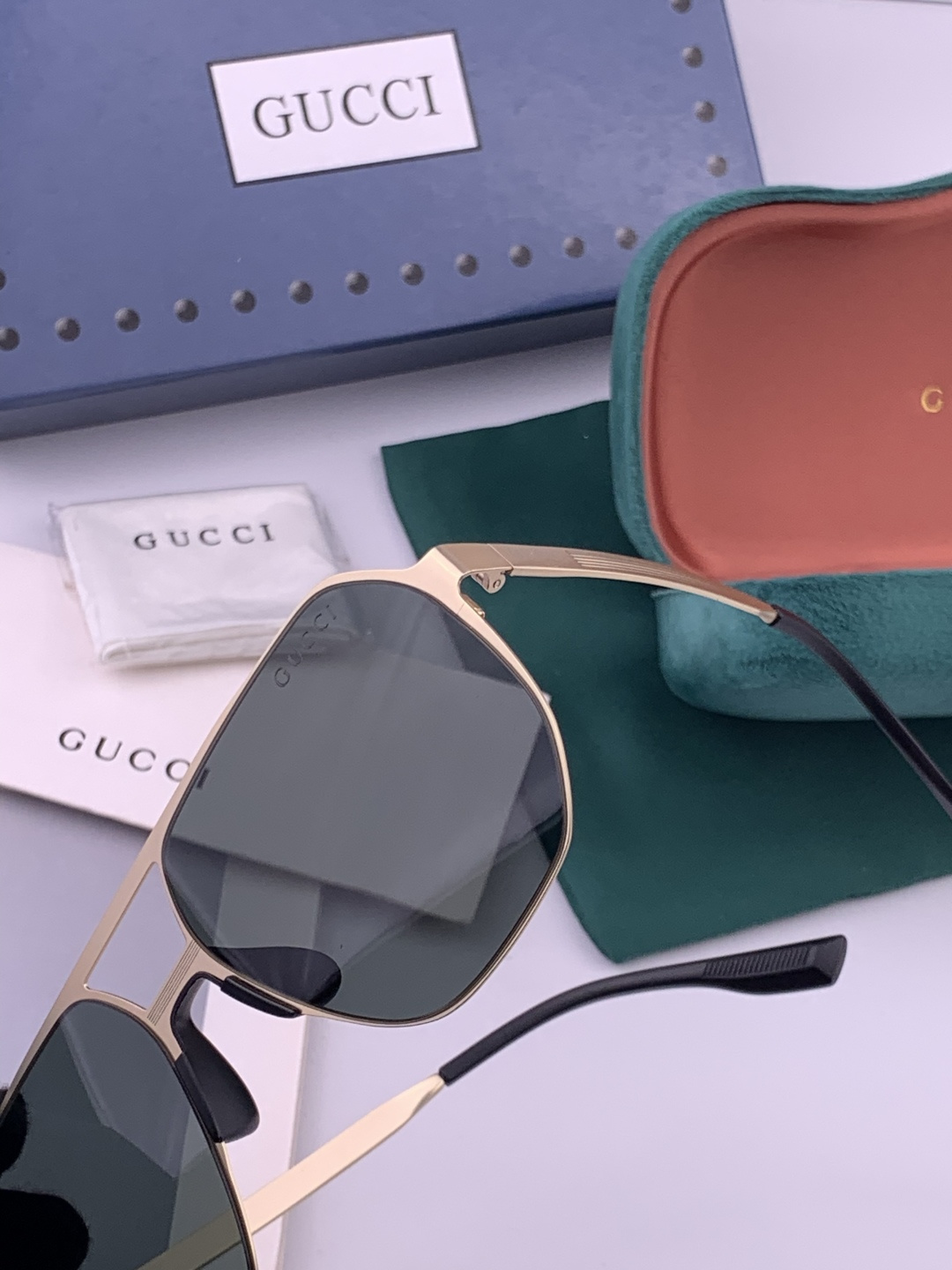 GUCCI 男款炫彩飞行员偏光太阳镜 ❤️材质：高清尼龙加厚卡槽高清偏光镜片 🌹无边框镜架💕颜👍型号：G