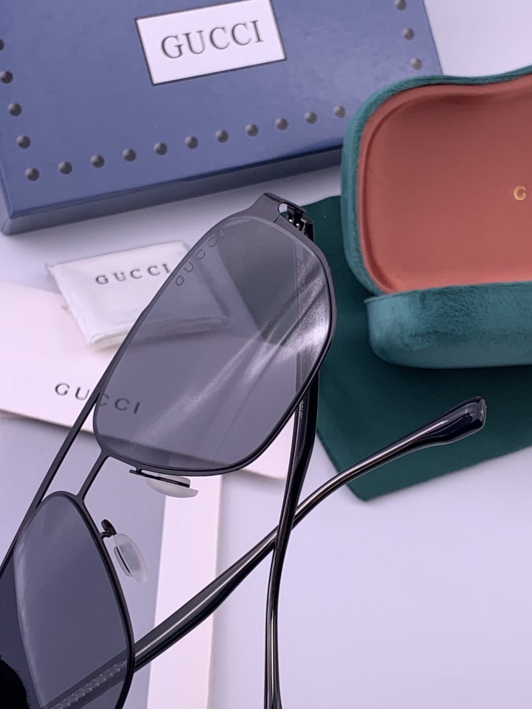 GUCCI 男款炫彩飞行员偏光太阳镜 ❤️材质：高清尼龙加厚卡槽高清偏光镜片 🌹无边框镜架💕颜👍型号：G