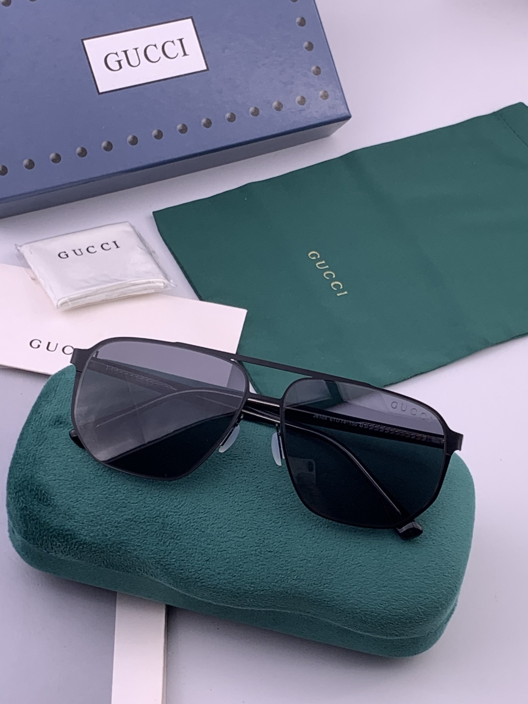 GUCCI 男款炫彩飞行员偏光太阳镜 ❤️材质：高清尼龙加厚卡槽高清偏光镜片 🌹无边框镜架💕颜👍型号：G