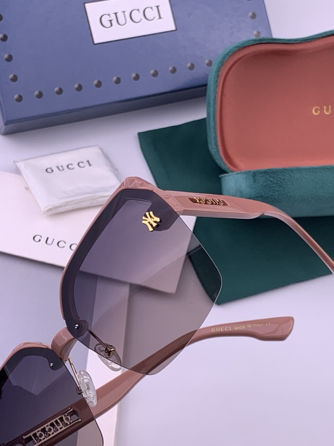 【TR偏光系列】Gucci   经典的方框设计，不挑脸型，无论搭配大衣还是连衣裙都非常显气质偏光镜片预防