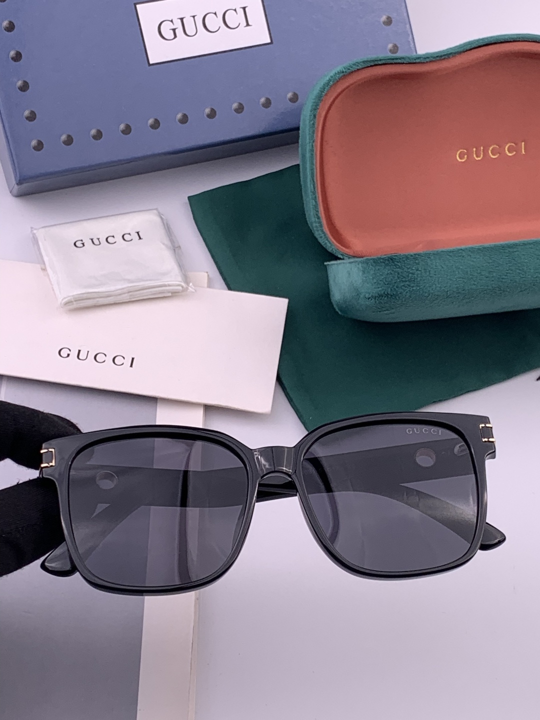 GUCCI 开春新款 最新款方框太阳镜 各路网红纷纷带起气场满分‼️ 俏皮甜美.上脸效果更佳.金属质感超