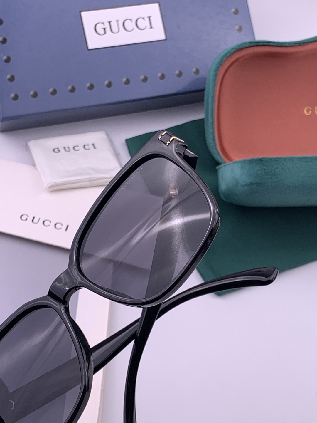 GUCCI 开春新款 最新款方框太阳镜 各路网红纷纷带起气场满分‼️ 俏皮甜美.上脸效果更佳.金属质感超