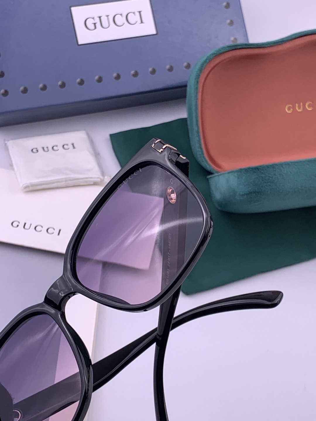 GUCCI 开春新款 最新款方框太阳镜 各路网红纷纷带起气场满分‼️ 俏皮甜美.上脸效果更佳.金属质感超