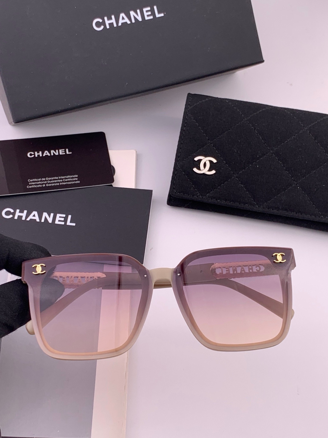 新品CHANEL 香奈儿太阳镜以独特魅力和前卫风格诠释春夏最新眼镜，质感超好佩带舒适 型号：CH0700