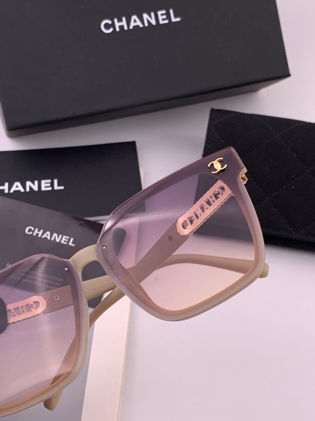 新品CHANEL 香奈儿太阳镜以独特魅力和前卫风格诠释春夏最新眼镜，质感超好佩带舒适 型号：CH0700