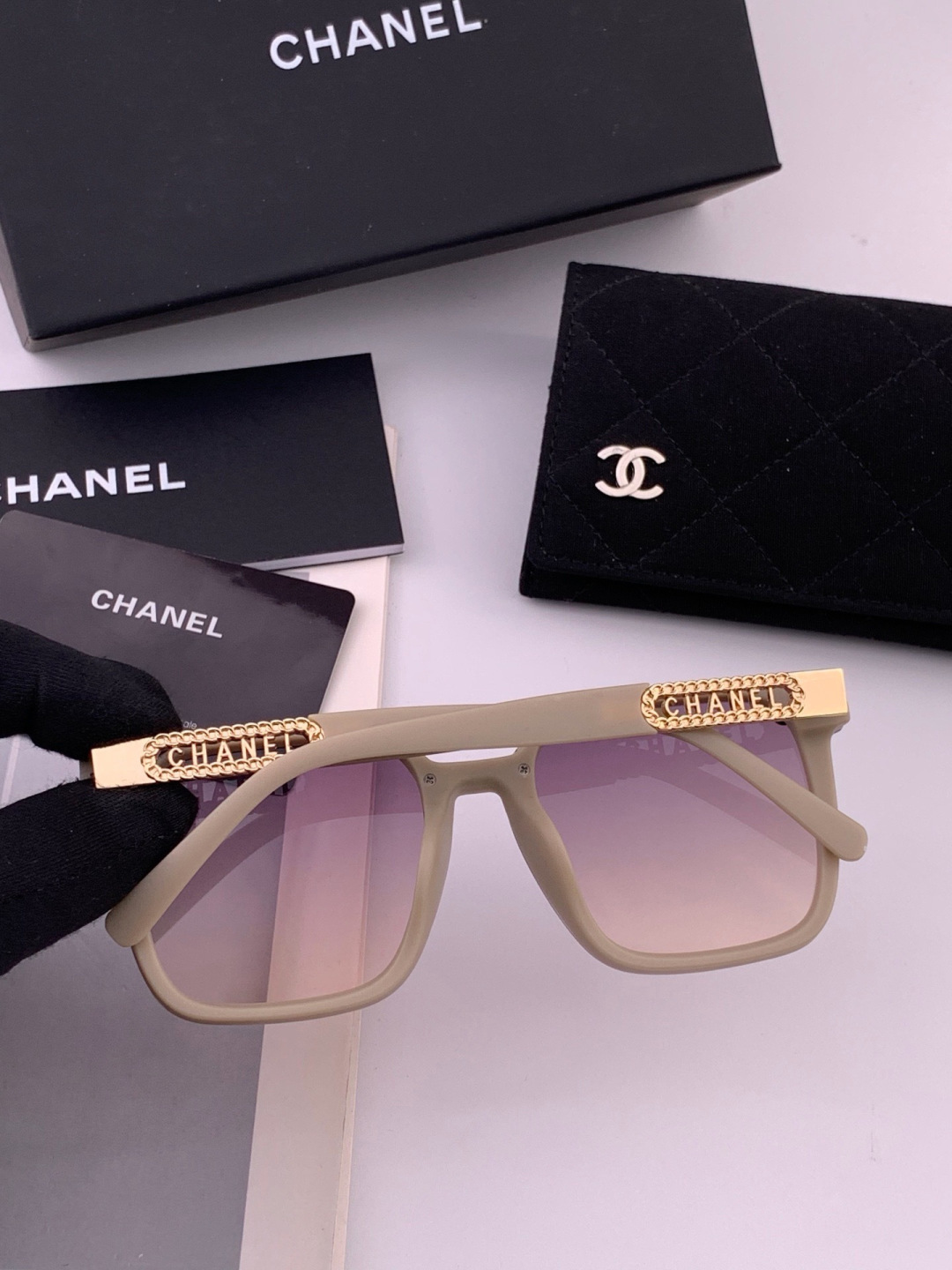 新品CHANEL 香奈儿太阳镜以独特魅力和前卫风格诠释春夏最新眼镜，质感超好佩带舒适 型号：CH0700