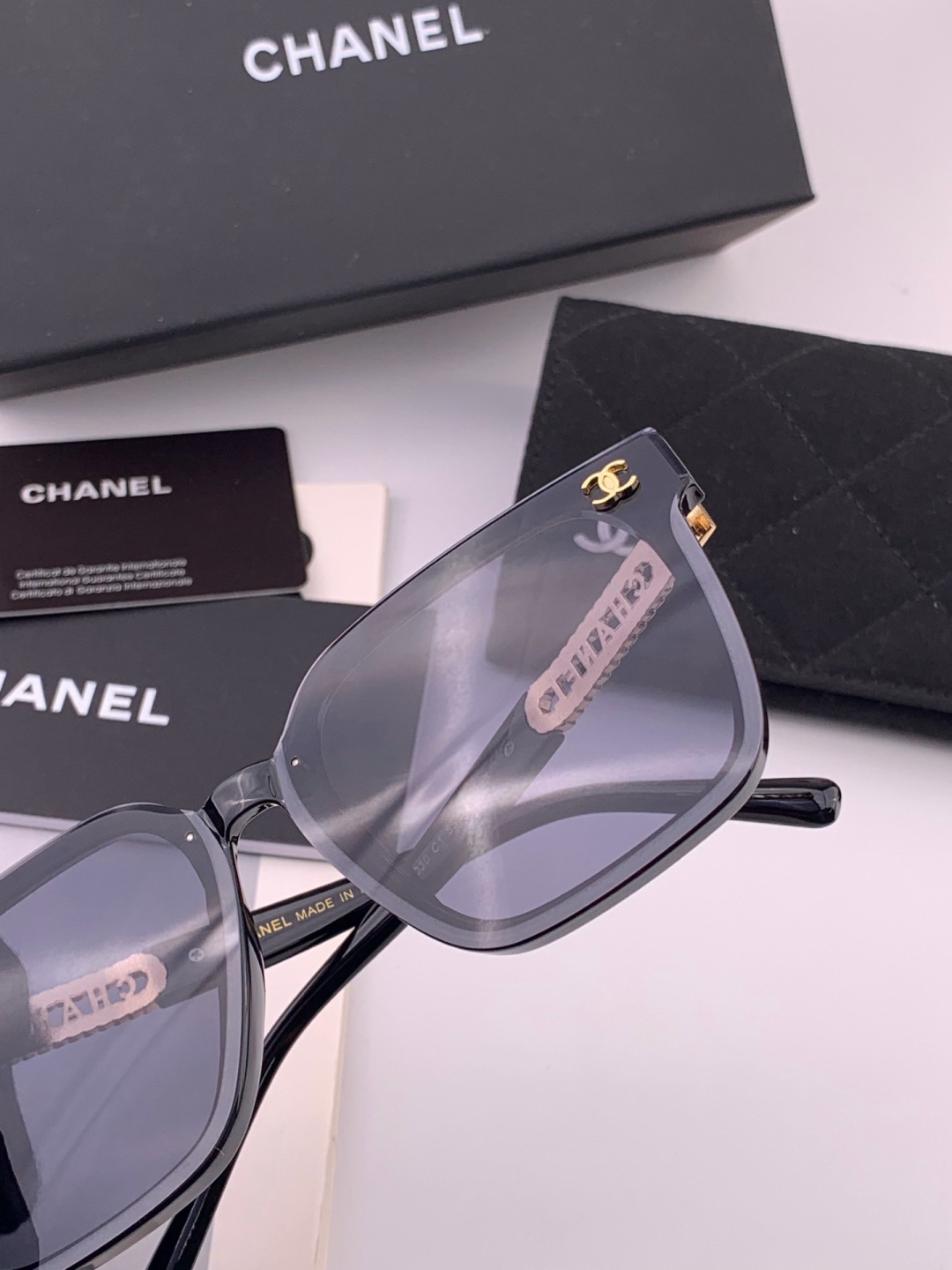 新品CHANEL 香奈儿太阳镜以独特魅力和前卫风格诠释春夏最新眼镜，质感超好佩带舒适 型号：CH0700
