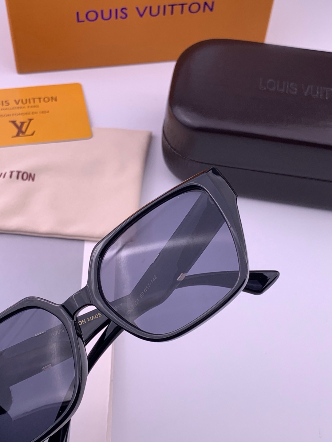🔺LV🔻早春新款，众多明星同款[色]LV‼️‼️新款大框墨镜 ，🌈🌈宝丽来超清太阳镜🔝🔝型号：L7700