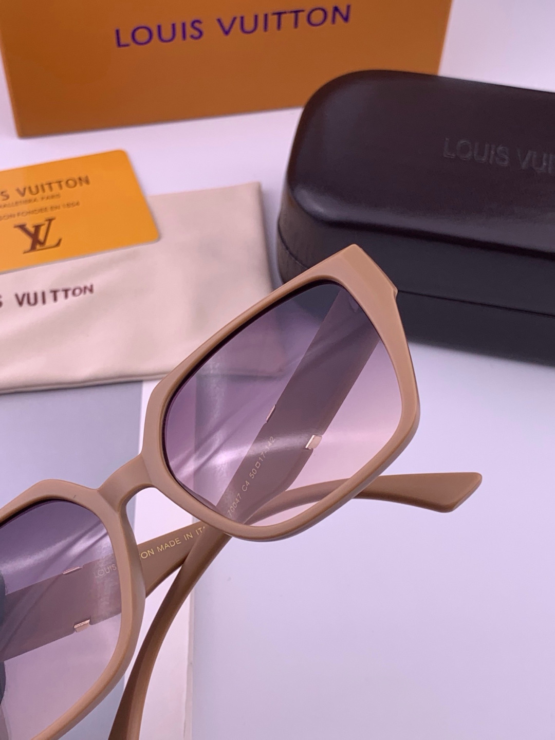 🔺LV🔻早春新款，众多明星同款[色]LV‼️‼️新款大框墨镜 ，🌈🌈宝丽来超清太阳镜🔝🔝型号：L7700