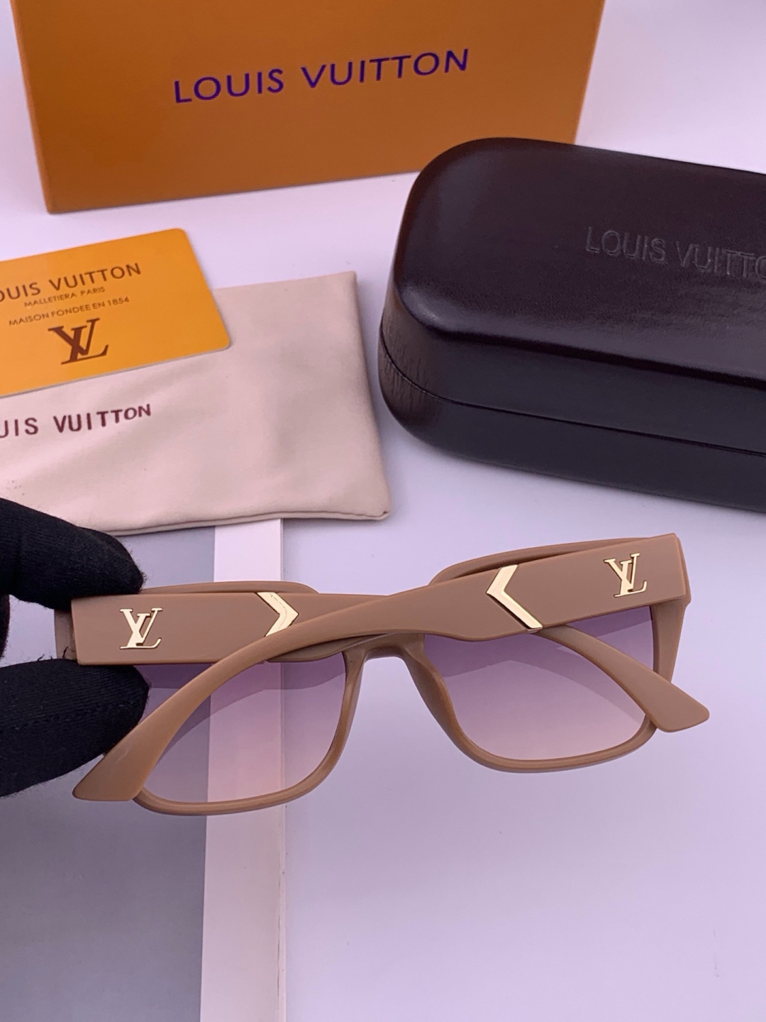 🔺LV🔻早春新款，众多明星同款[色]LV‼️‼️新款大框墨镜 ，🌈🌈宝丽来超清太阳镜🔝🔝型号：L7700