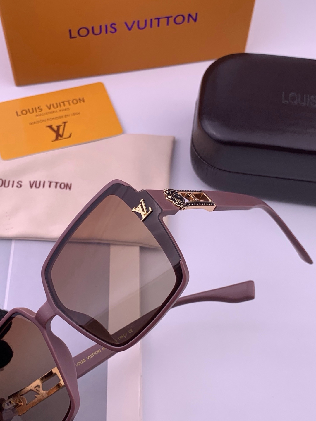 🔺LV🔻早春新款，众多明星同款[色]LV‼️‼️新款大框墨镜 ，🌈🌈宝丽来超清太阳镜🔝🔝型号：L7700