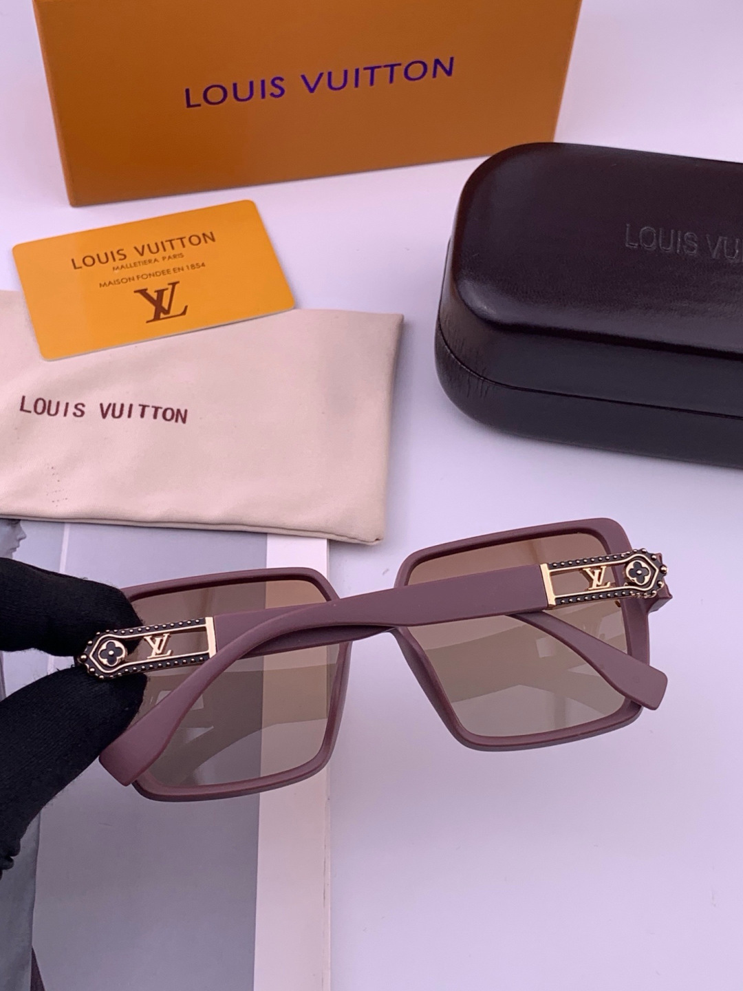 🔺LV🔻早春新款，众多明星同款[色]LV‼️‼️新款大框墨镜 ，🌈🌈宝丽来超清太阳镜🔝🔝型号：L7700